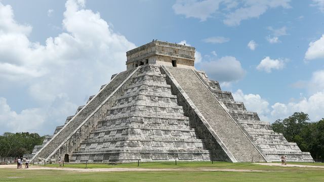 El Castillo (Temple of Kukulcán) at Chichén Itzá
