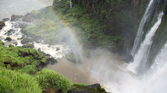 De brede watervallen van Iguaçu vanaf de Braziliaanse kant