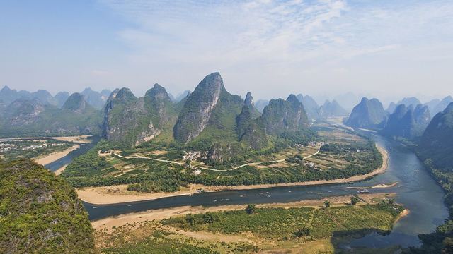 Karstbergen weerspiegeld in de Li rivier bij Yangshuo