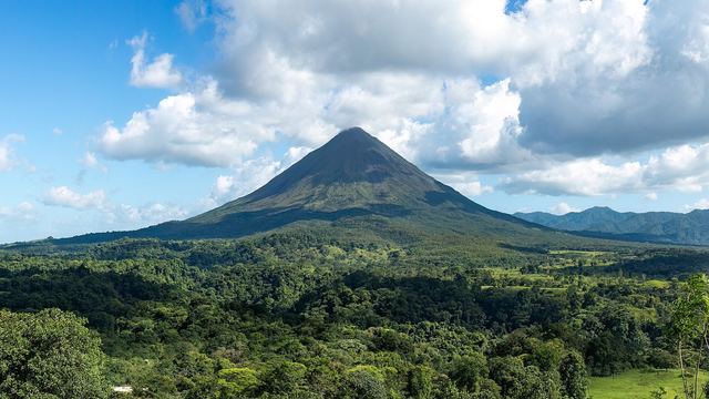 De kegel van de vulkaan Arenal boven het regenwoud