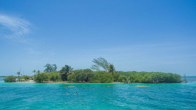 Turquoise water and a small island off Caye Caulker