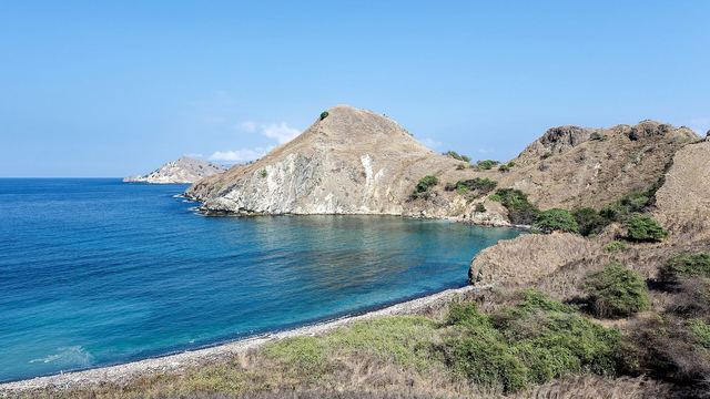 De drie baaien van het eiland Padar in het Komodo nationaal park