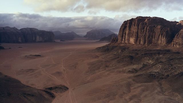 Rood zand en rotsbergen in de woestijn van Wadi Rum
