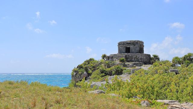 De tempel van Tulum op de klif boven de Caraïbische Zee