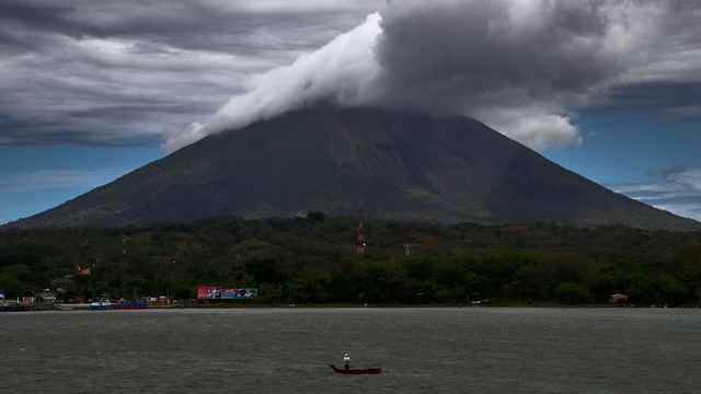 De kegel van de vulkaan Concepción boven het meer van Nicaragua