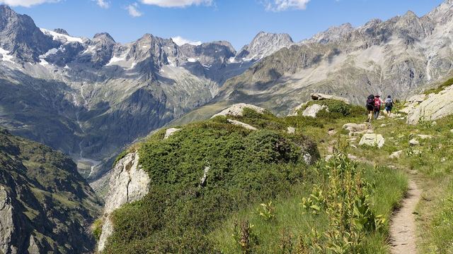 Een smal wandelpad door een bergvallei
