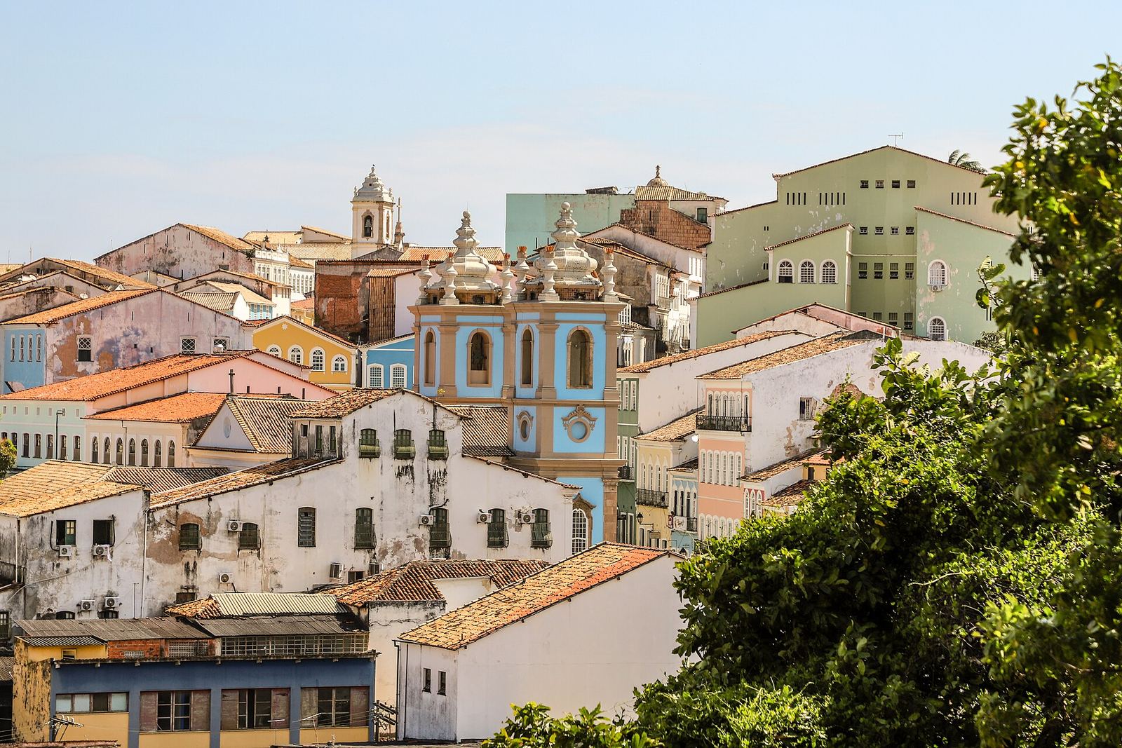 Kleurrijke koloniale gevels in de wijk Pelourinho in Salvador
