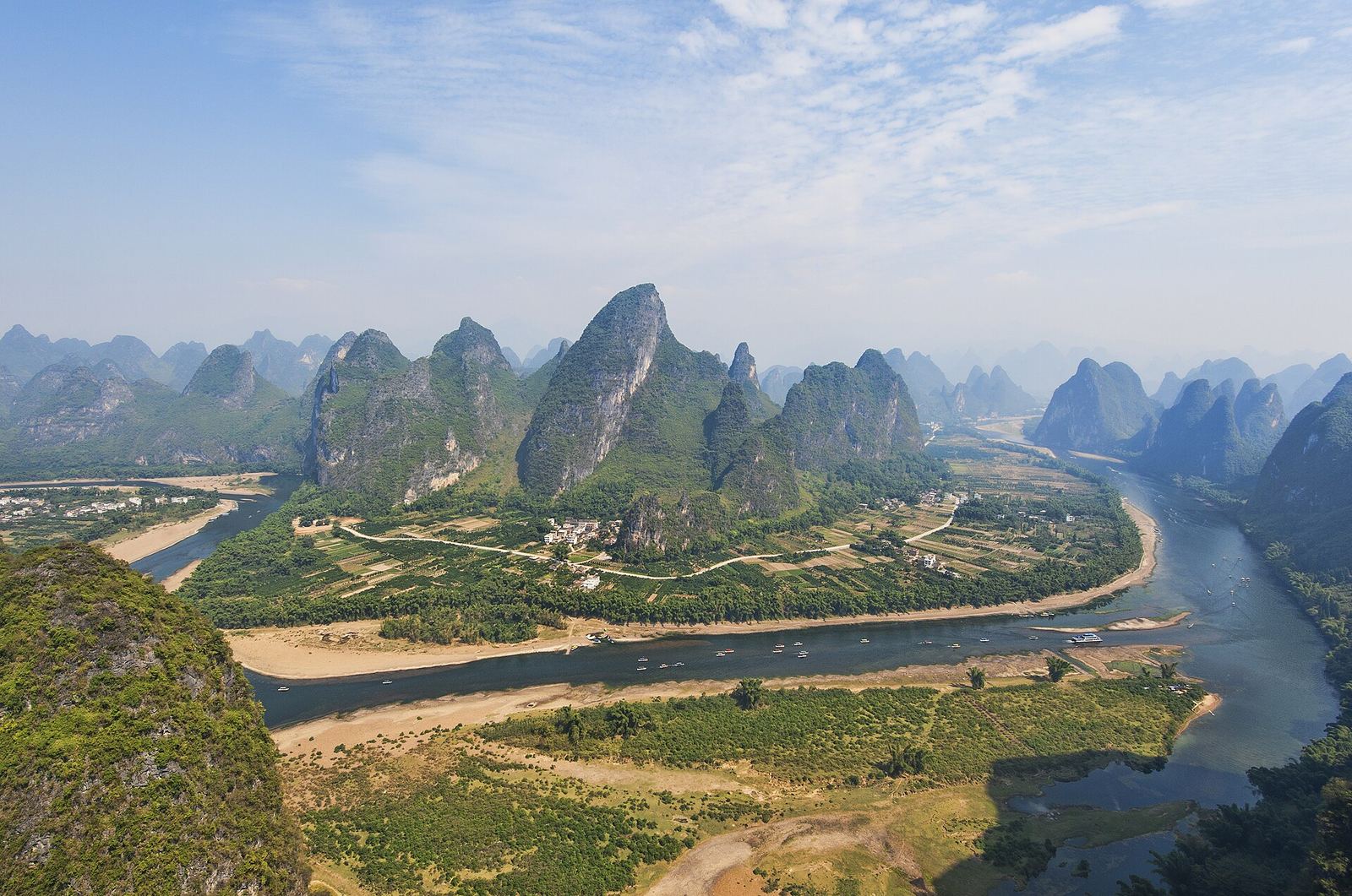 Karstbergen weerspiegeld in de Li rivier bij Yangshuo