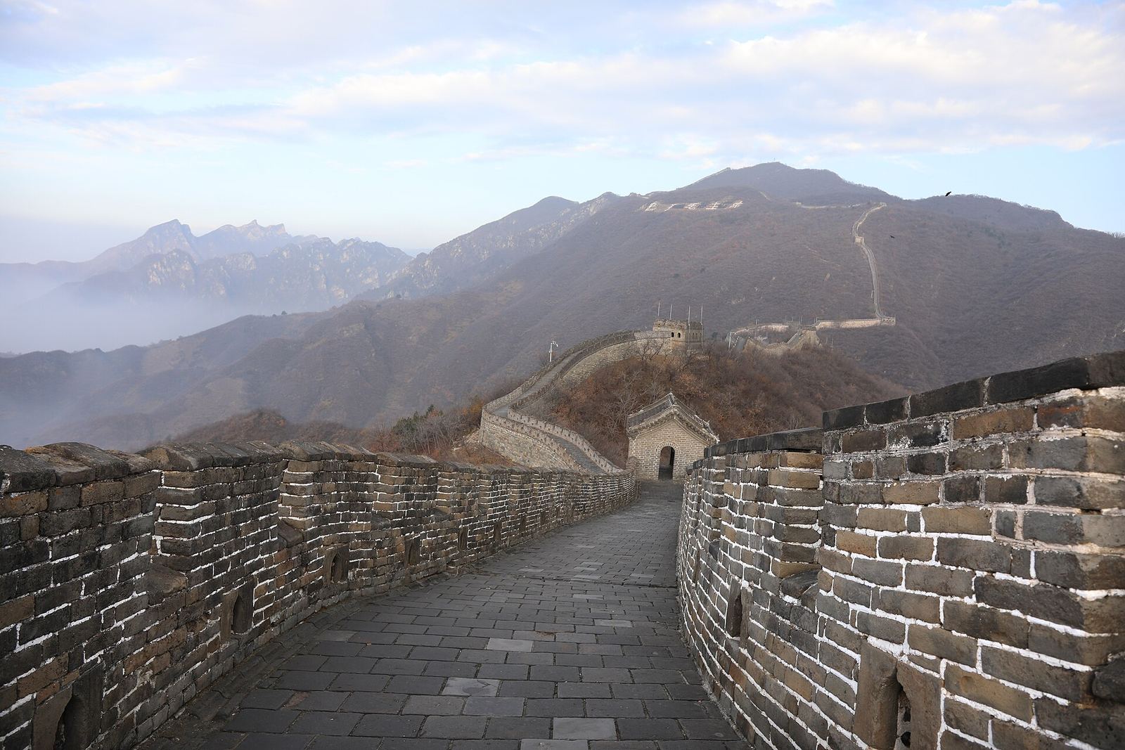 De Chinese Muur die over de heuvels van Mutianyu loopt