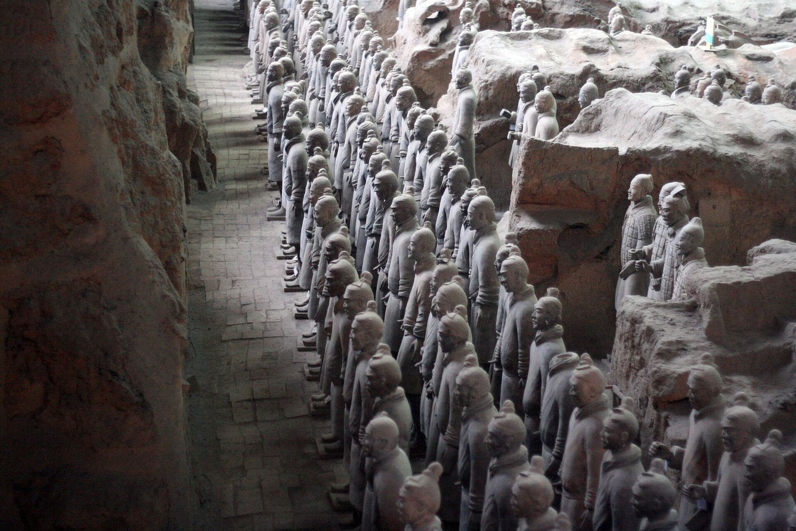 Rijen terracottasoldaten in de grote put bij Xi'an