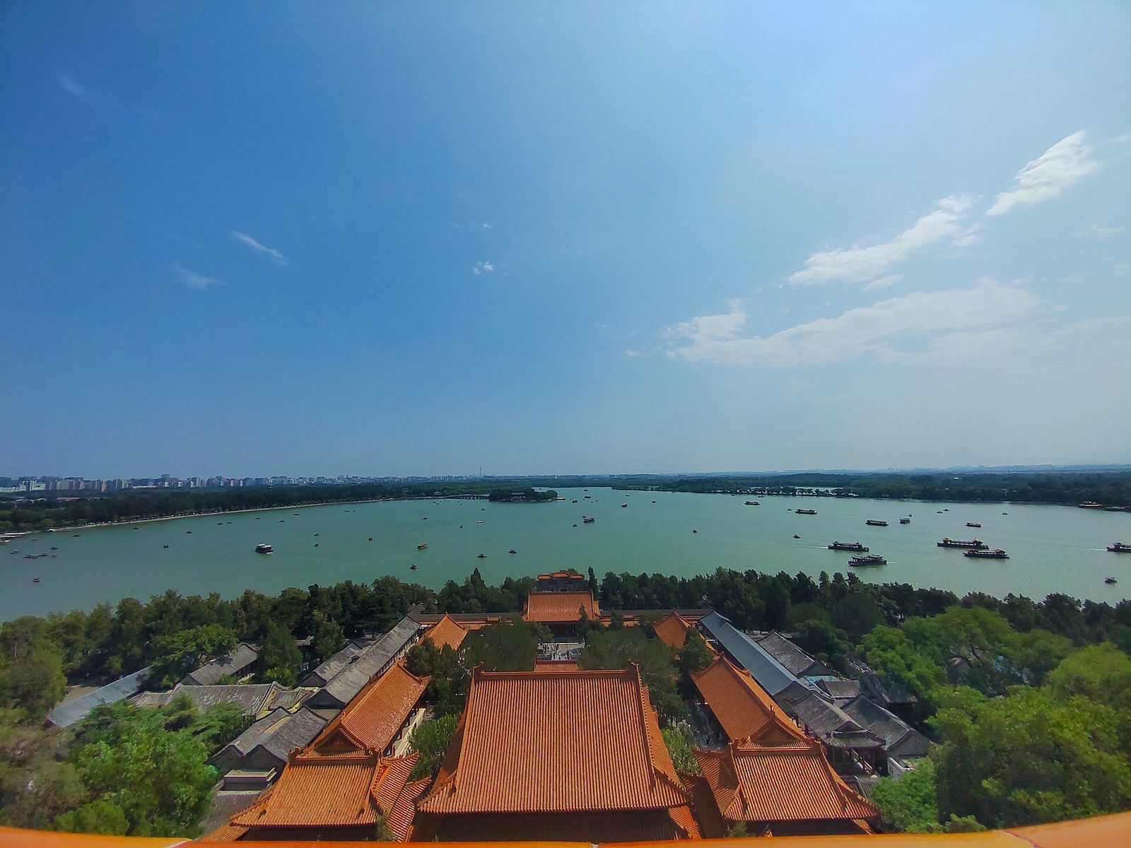 Het Zomerpaleis met het Kunmingmeer in Beijing