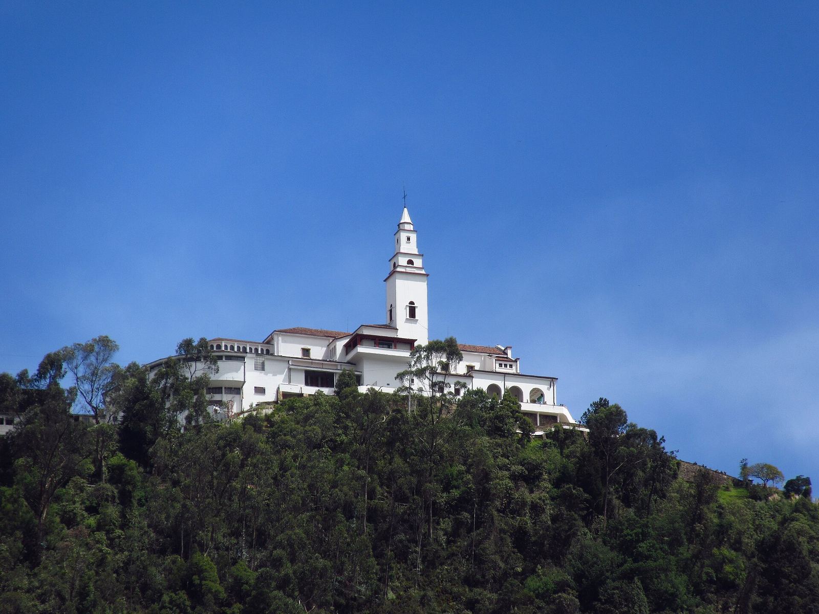 De kerk op de berg Monserrate boven Bogotá