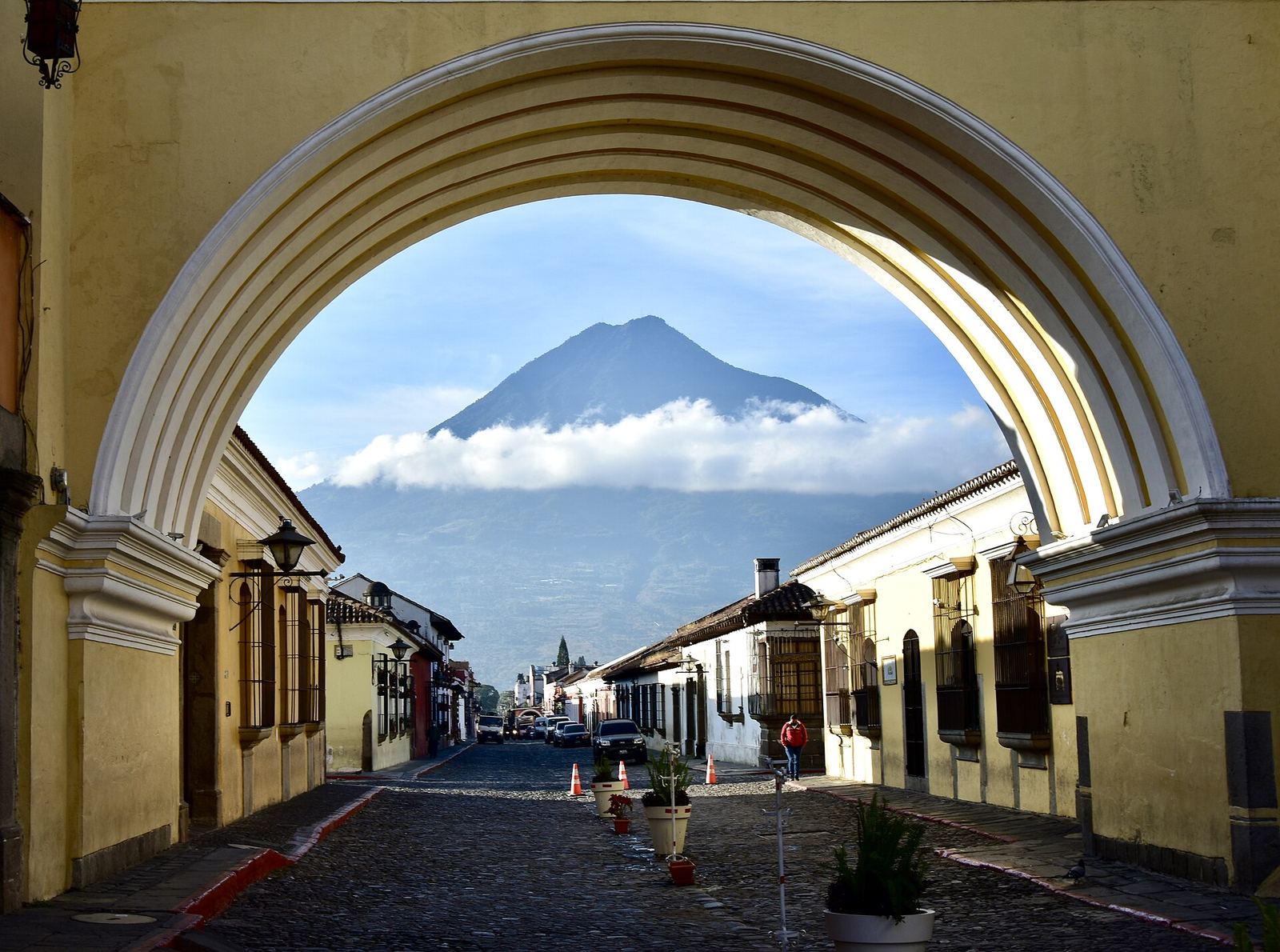 De gele boog van Santa Catalina met de vulkaan Agua in Antigua