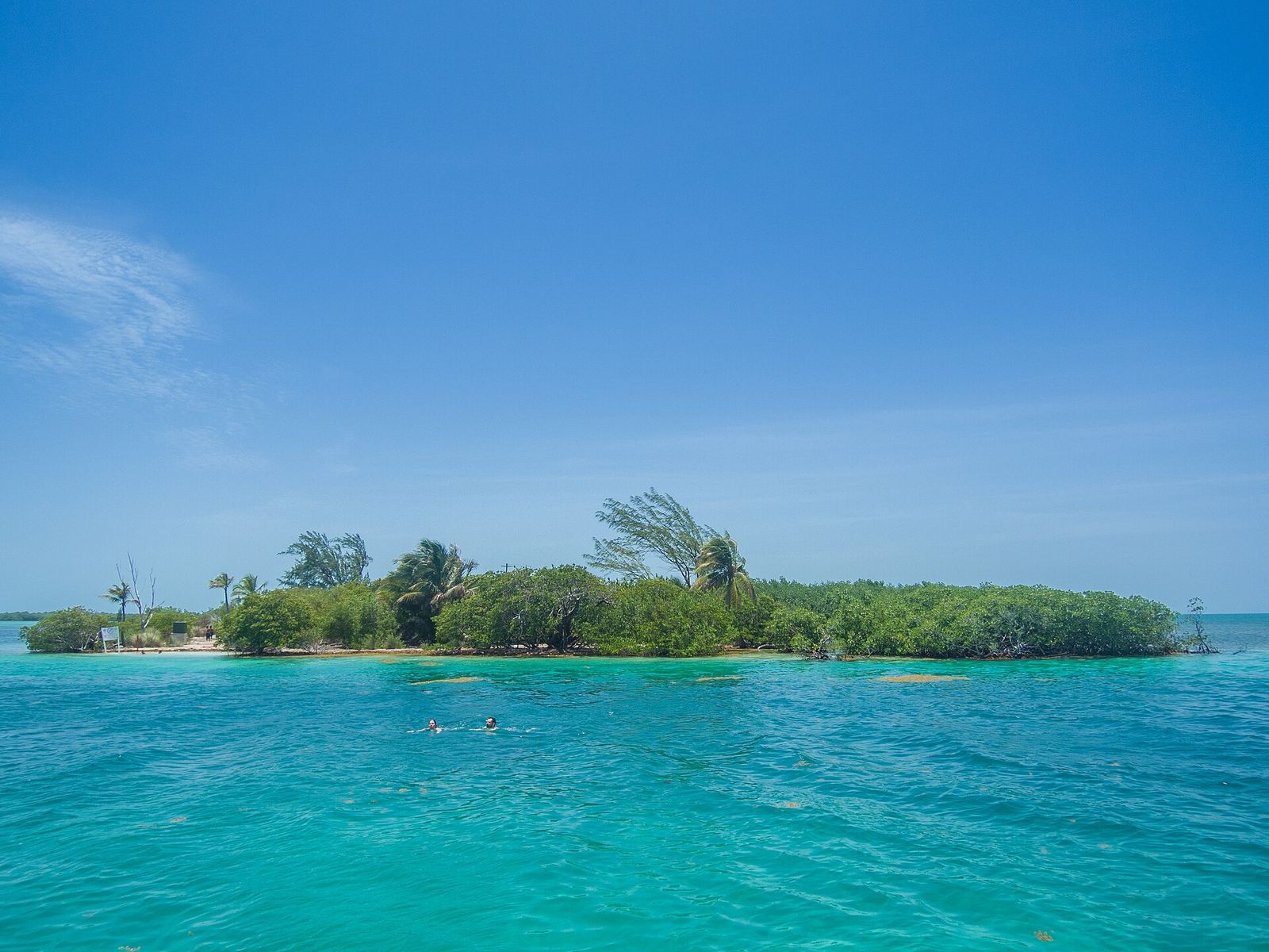 Turquoise water en een eilandje bij Caye Caulker