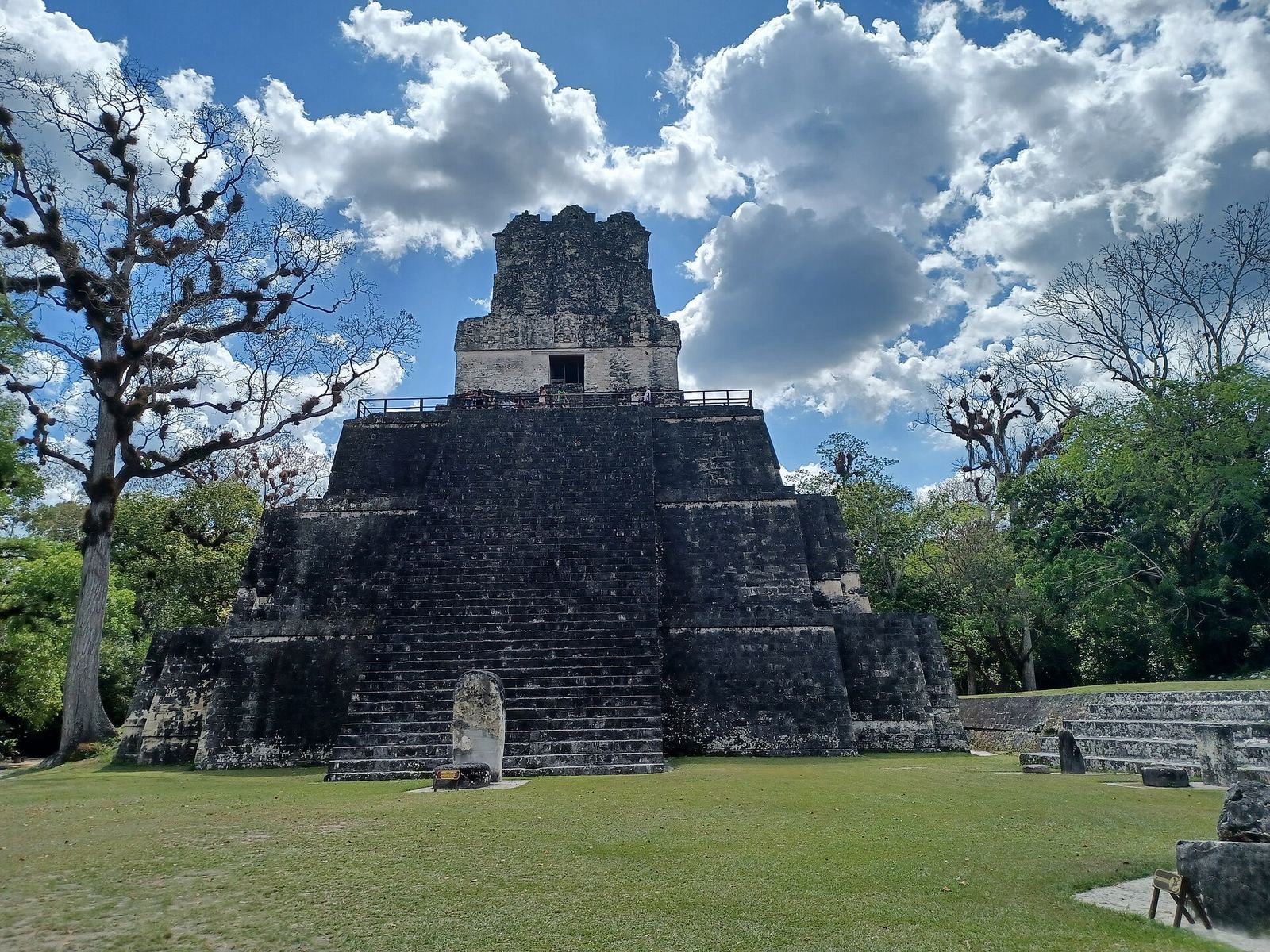 Tempel II op de Grote Plaza van Tikal
