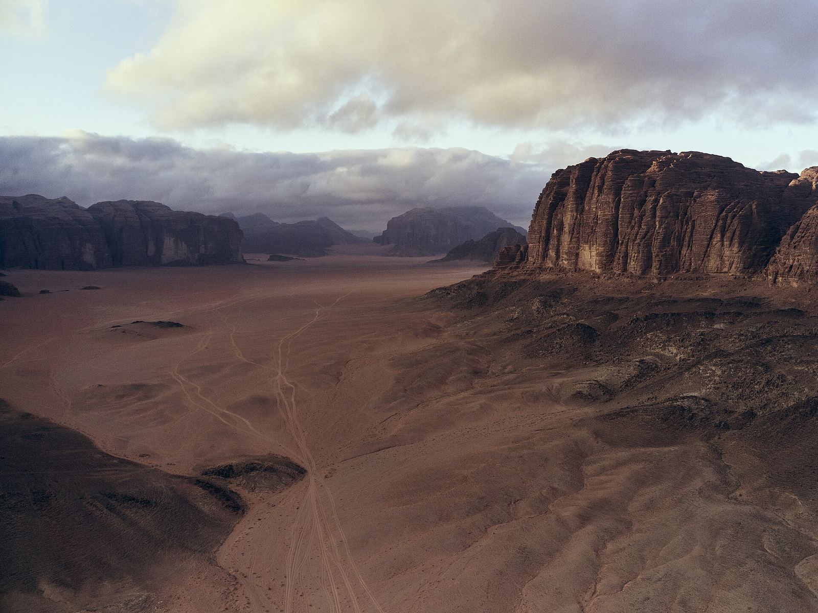 Rood zand en rotsbergen in de woestijn van Wadi Rum