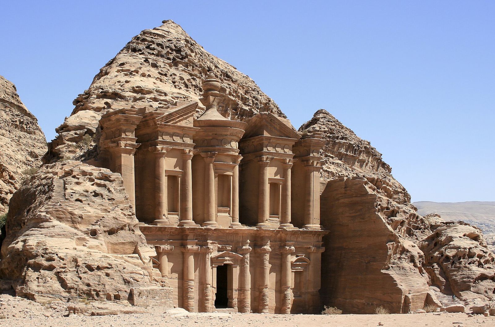 De gevel van het Klooster (Ad Deir) in Petra