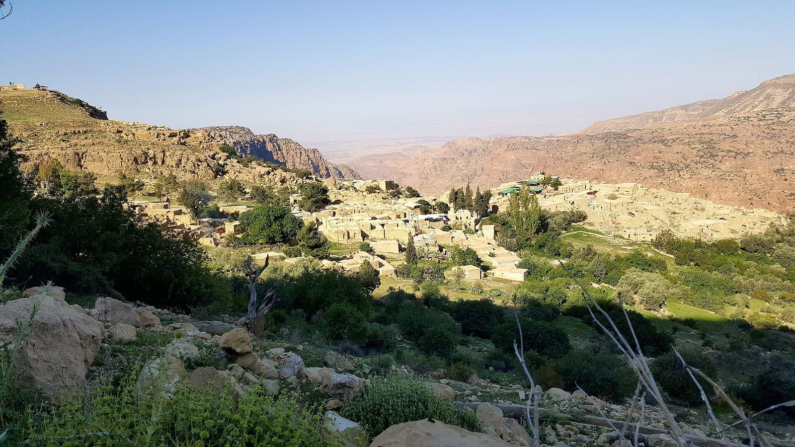 Het stenen dorp Dana boven de vallei van Wadi Dana