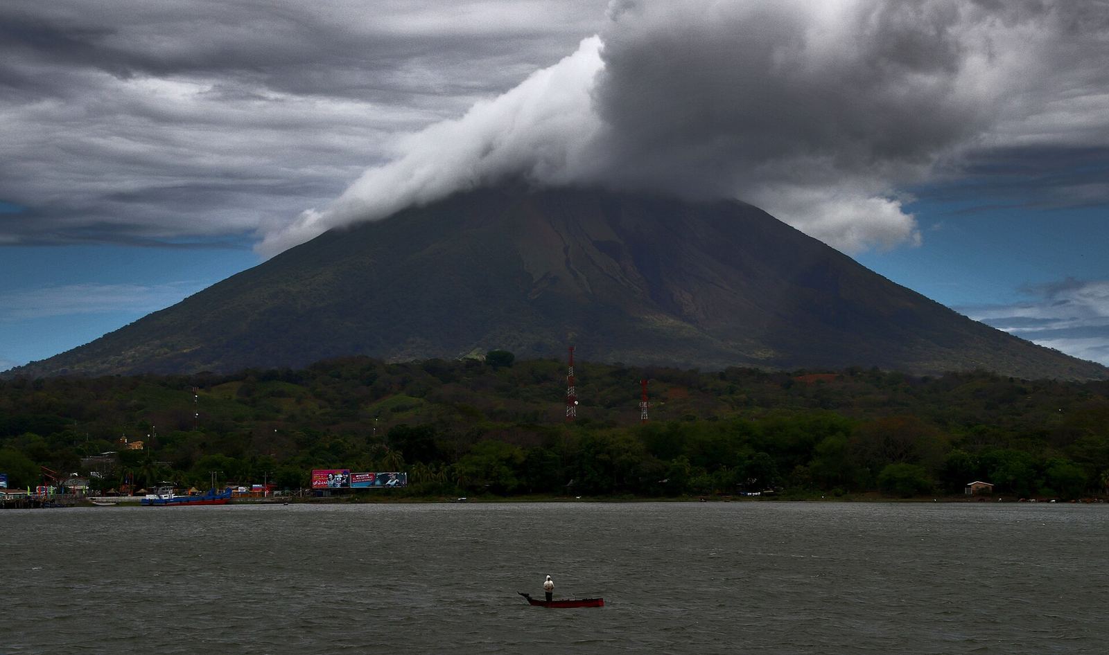 De kegel van de vulkaan Concepción boven het meer van Nicaragua