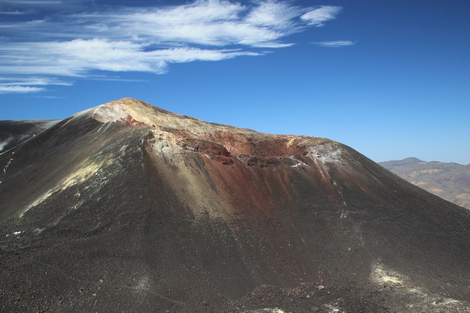 De zwarte lavahellingen van de vulkaan Cerro Negro bij León