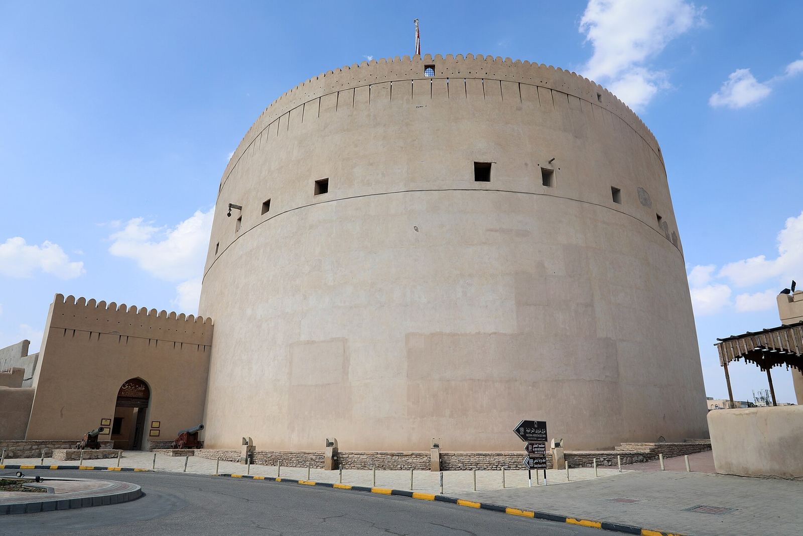 De ronde toren van het fort van Nizwa