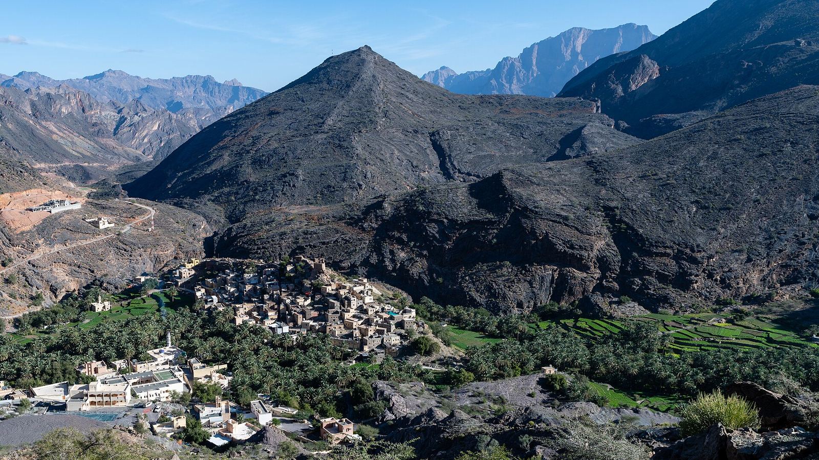 Het dorp Balad Sayt met terrasvelden tussen de bergen