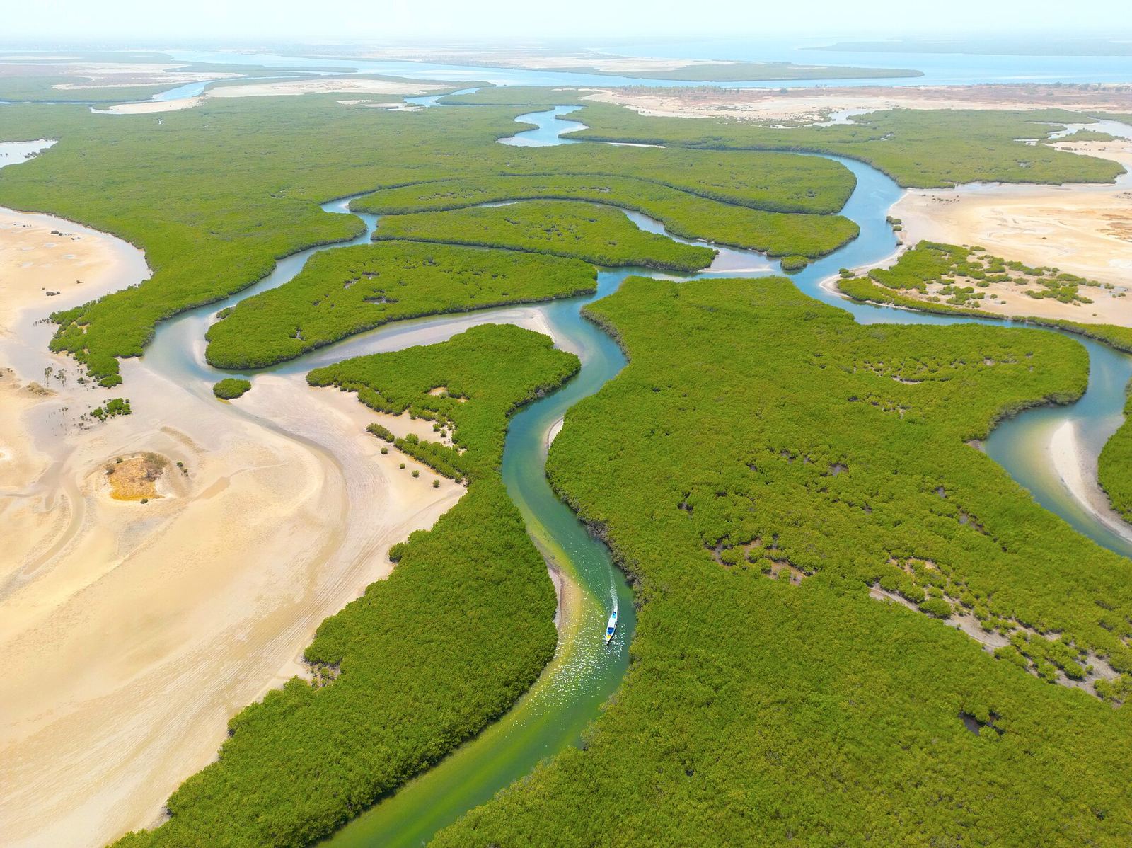 Kronkelende kreken en mangroves in de Sine Saloum delta vanuit de lucht
