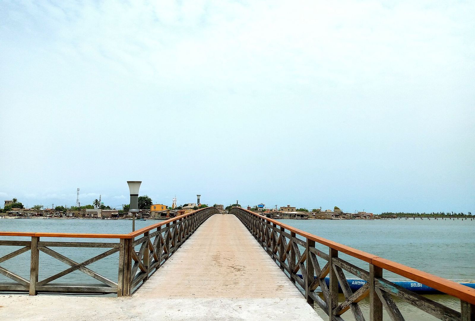 De lange houten brug naar het schelpeneiland Fadiouth