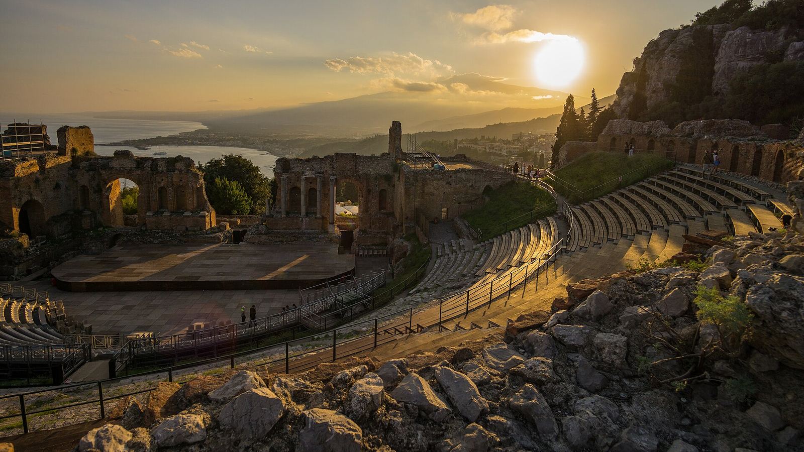 Het Griekse theater van Taormina met de Etna op de achtergrond