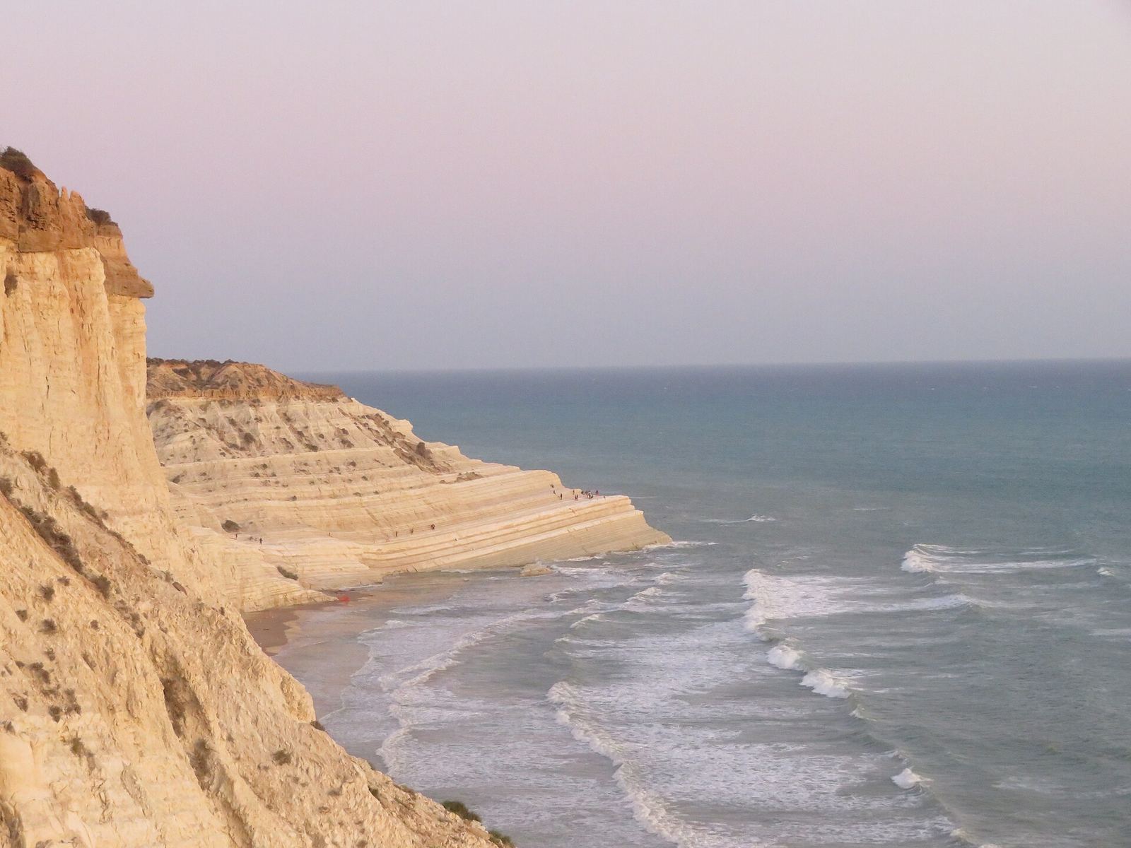 De witte mergelrotsen van de Scala dei Turchi boven de zee