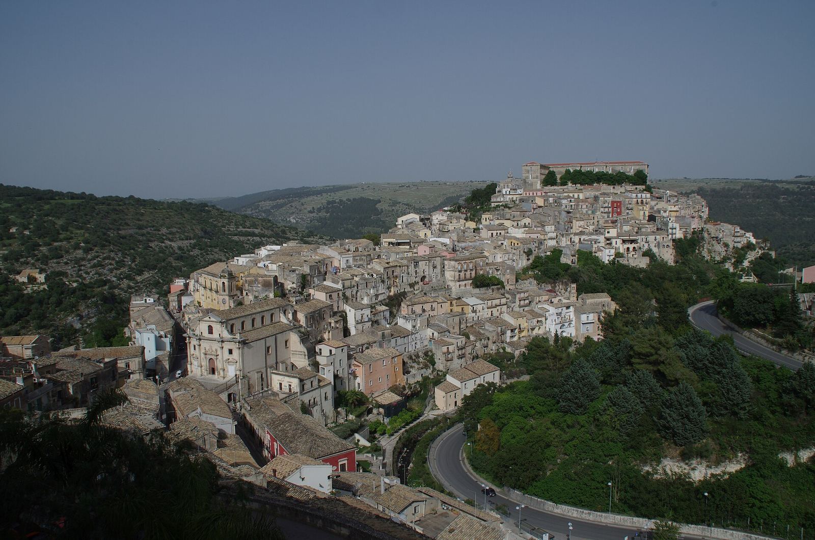 Zicht op de barokke wijk Ragusa Ibla op de heuvel