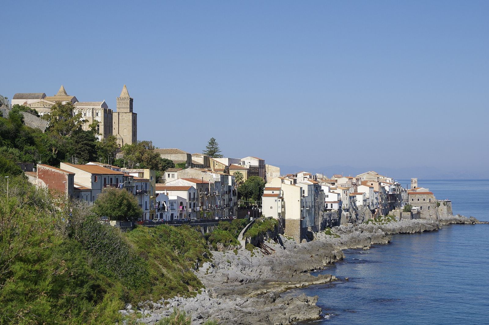 De oude stad van Cefalù met de kathedraal boven de zee